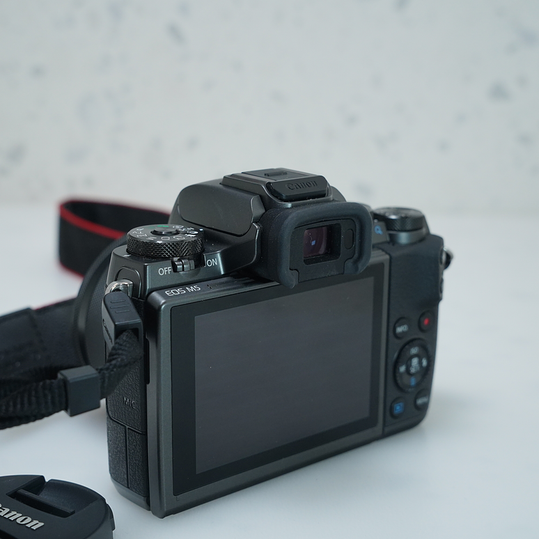 Canon EOS M5 con lente EF-M 15-45mm f/3.5-6.3 IS STM - Usado 3