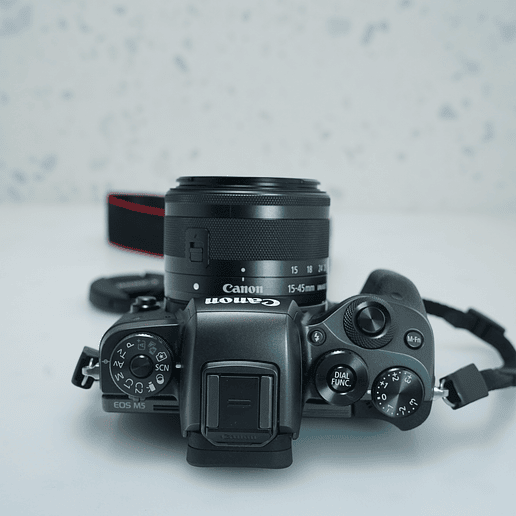 Canon EOS M5 con lente EF-M 15-45mm f/3.5-6.3 IS STM - Usado 5