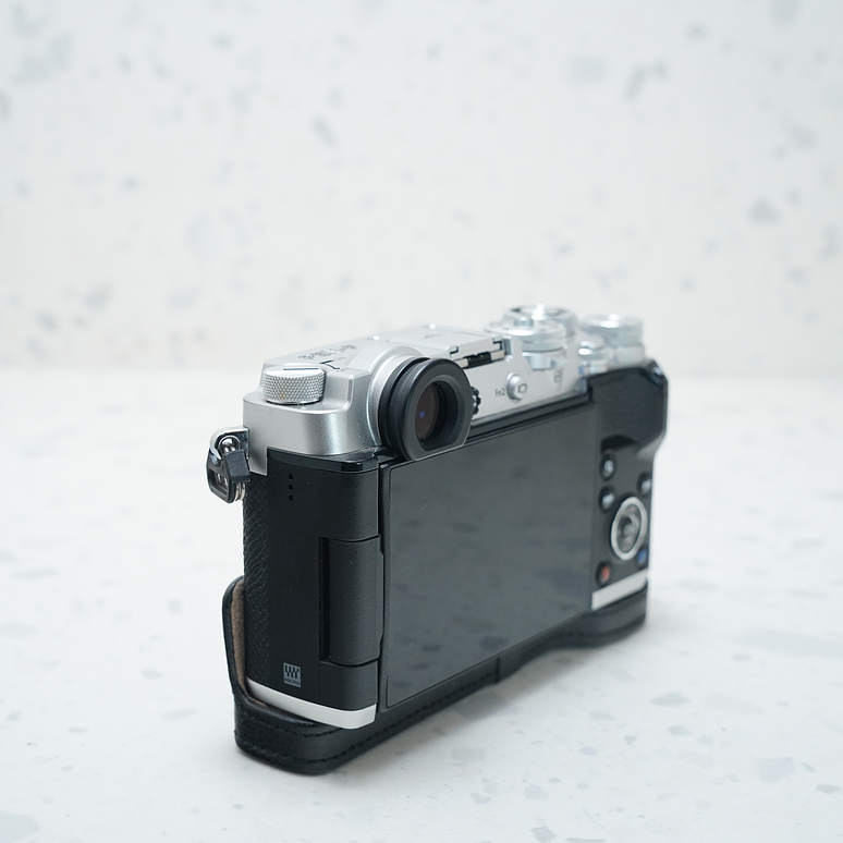 Olympus PEN-F + Lente 25mm f/1.8 ED MSC - Usado 3