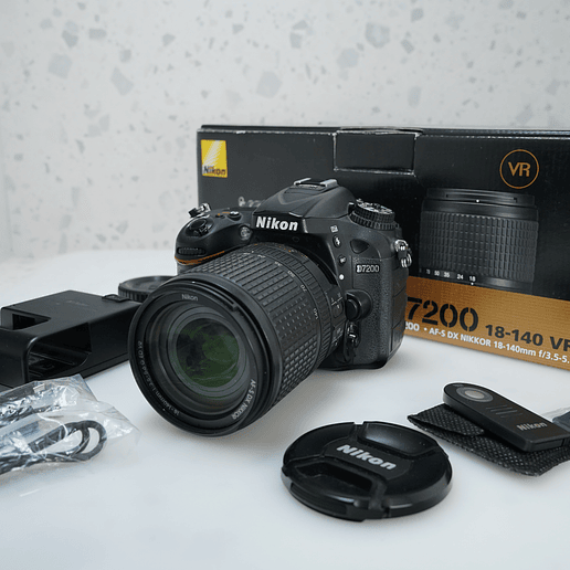 Nikon D7200 con lente de 18-140mm - USADO 2