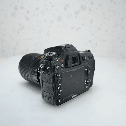 Nikon D7200 con lente de 18-140mm - USADO 3