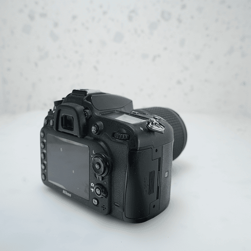 Nikon D7200 con lente de 18-140mm - USADO 4