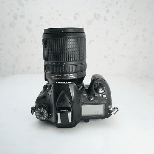 Nikon D7200 con lente de 18-140mm - USADO 7