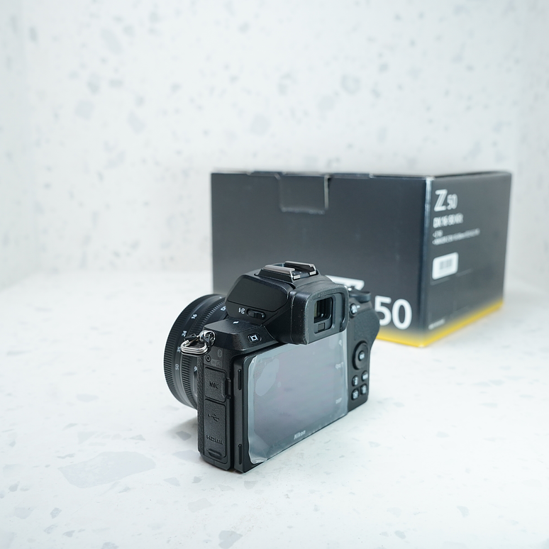 Cámara sin espejo Nikon Z50 con lente de 16-50mm - USADO 4