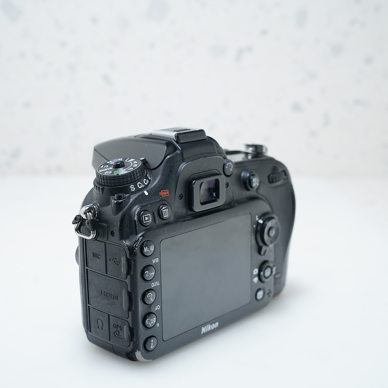 Nikon D7100 más grip - Usado 3