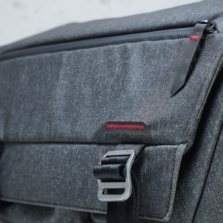 PEAK DESIGN EVERYDAY SLING 10L CHARCOAL - USADO 3