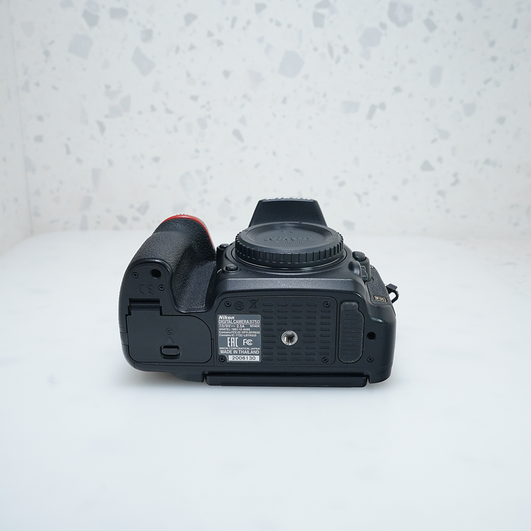 Cámara DSLR Nikon D750 (solo cuerpo) - USADO 6