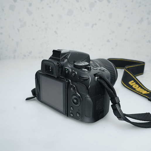 Nikon D5100 con lente VR de 18-55 mm f/3.5-5.6G - USADO 4