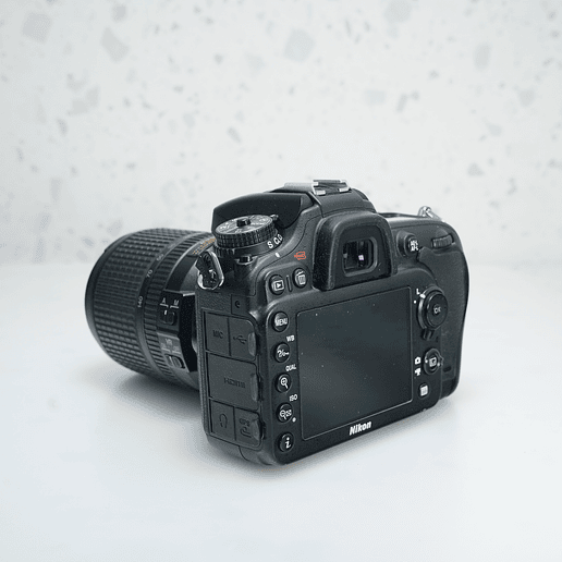 Nikon D7100 + Nikon 18-140mm - USADO 3