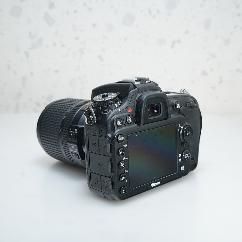 Nikon D7100 + Nikon 18-140mm - USADO 3