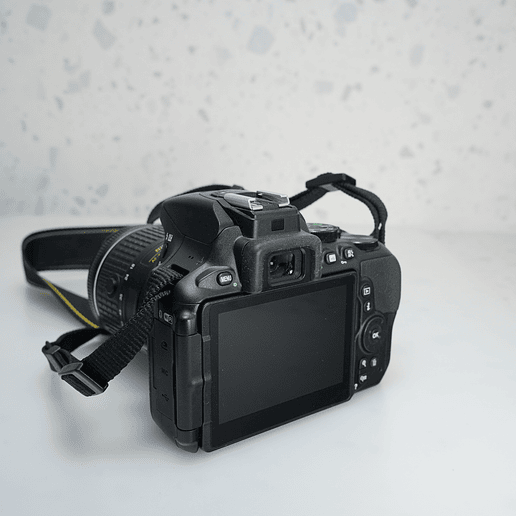 Nikon D5600 más Lente 18-55mm 3.5-5.6 G kit - Usado 3