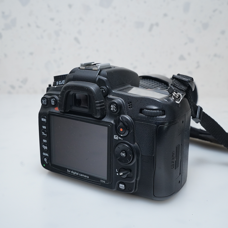 Nikon D7000 con lente Nikon 18-105mm f/3.5-5.6G - USADO 4