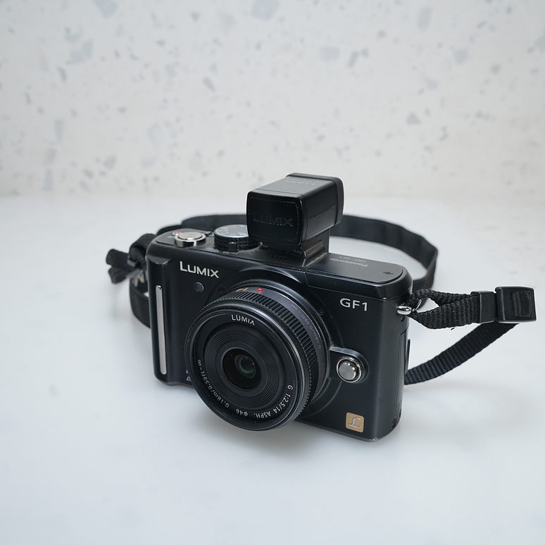 Panasonic Lumix DMC-GF1 + 14mm - USADO 4