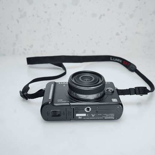 Panasonic Lumix DMC-GF1 + 14mm - USADO 7