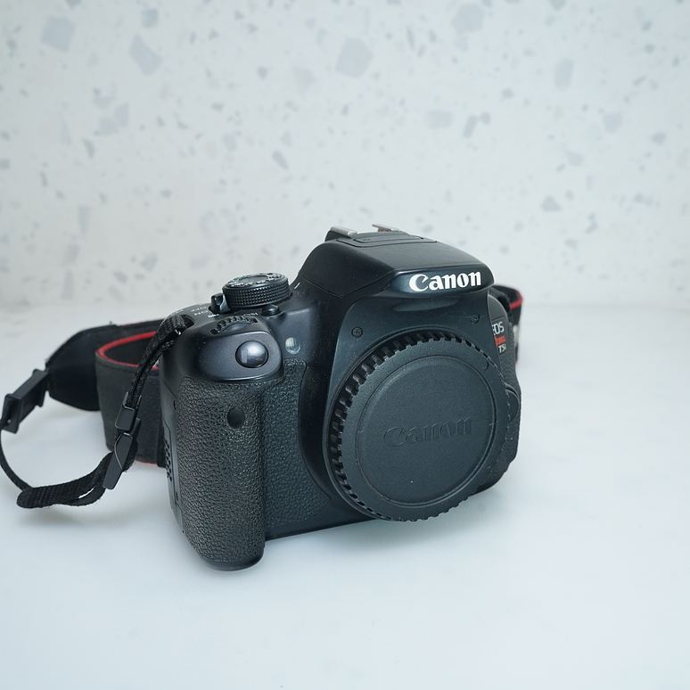 Canon EOS Rebel T5i (Body) - USADO 3