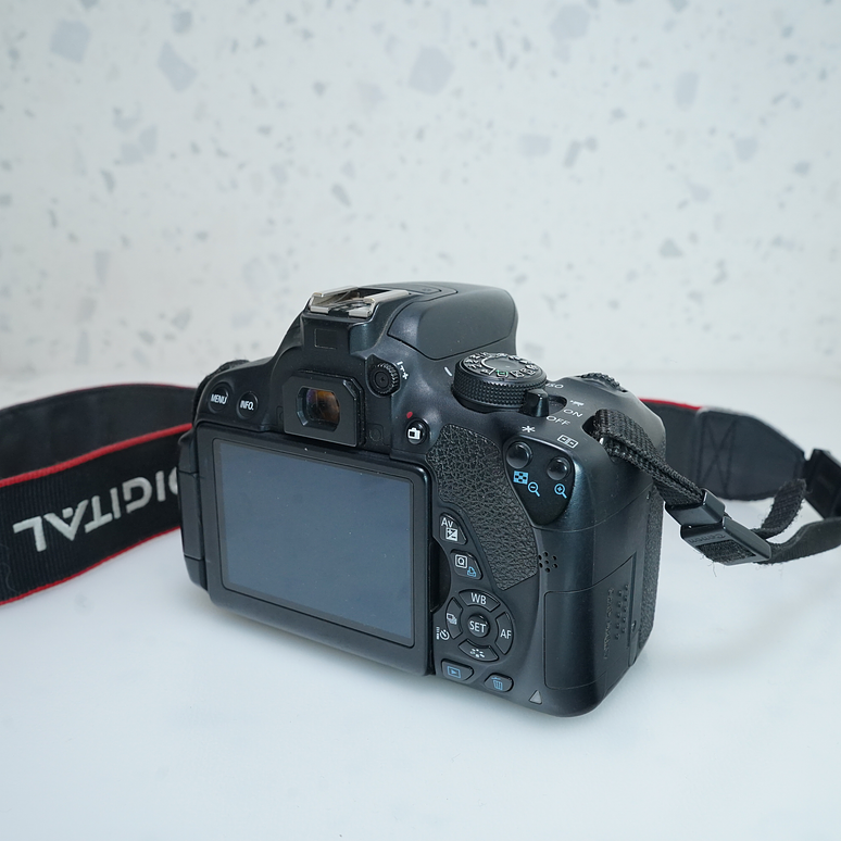 Canon EOS Rebel T5i (Body) - USADO 5