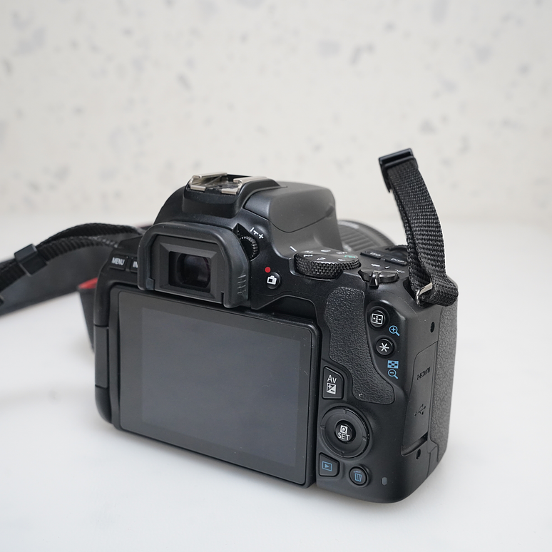 Canon SL3 + 18-55mm + reflector redondo y trigger X2T Godox 5