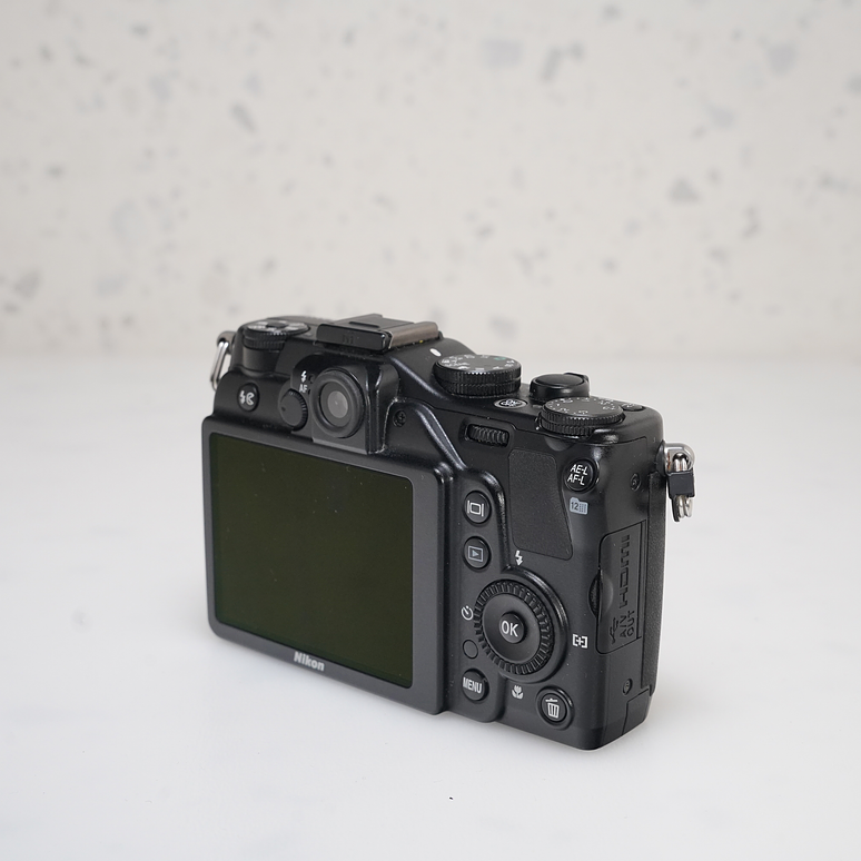 Nikon CoolPix P7000 - USADO 5