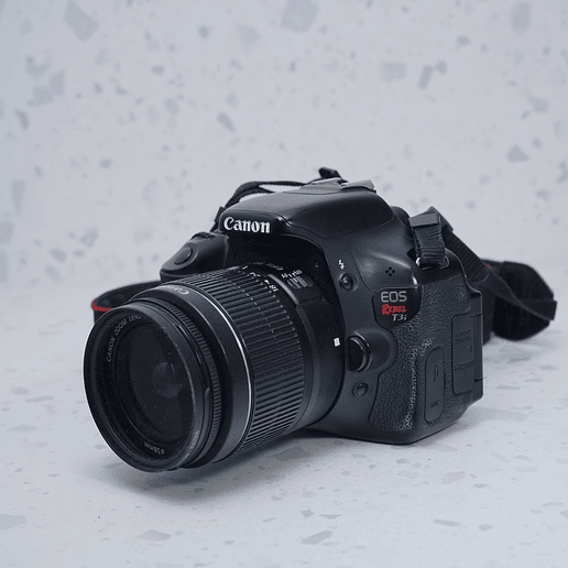 Canon EOS Rebel T3i + 18-55mm - USADO 2