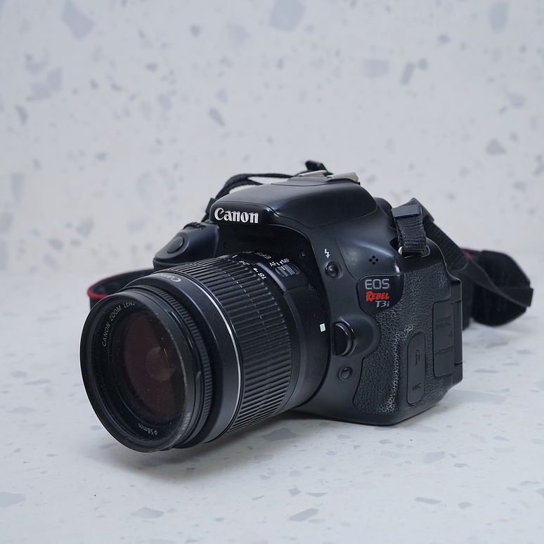 Canon EOS Rebel T3i + 18-55mm - USADO 2