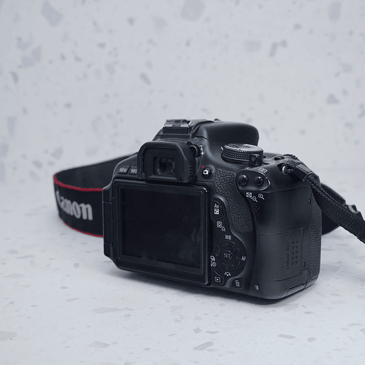 Canon EOS Rebel T3i + 18-55mm - USADO 4