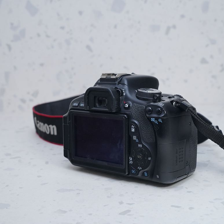 Canon EOS Rebel T3i + 18-55mm - USADO 4