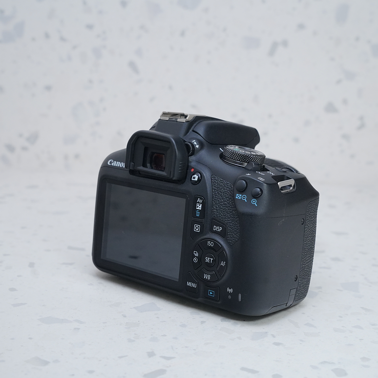 Canon EOS Rebel T7 + 18-55 mm 4