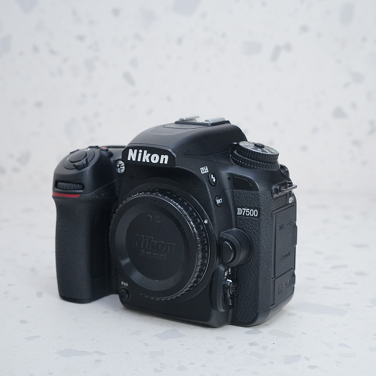 Nikon D7500 con lente 18-140mm - USADO 3