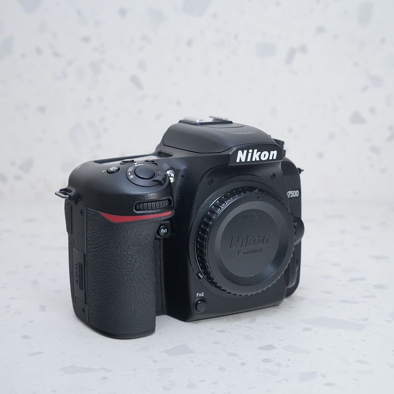 Nikon D7500 con lente 18-140mm - USADO 6