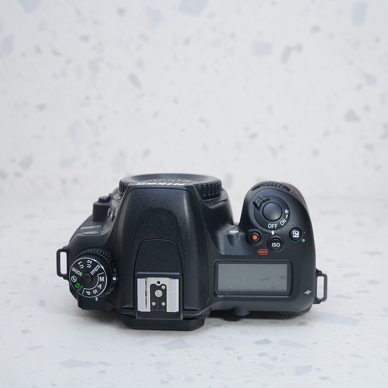 Nikon D7500 con lente 18-140mm - USADO 7