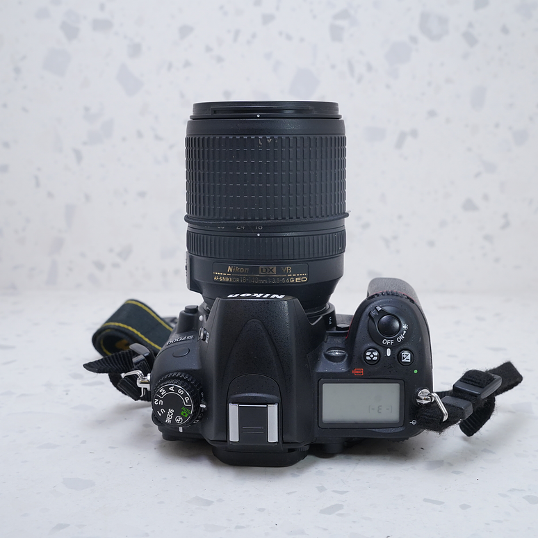 Nikon D7000 + 18-140mm - USADO 7