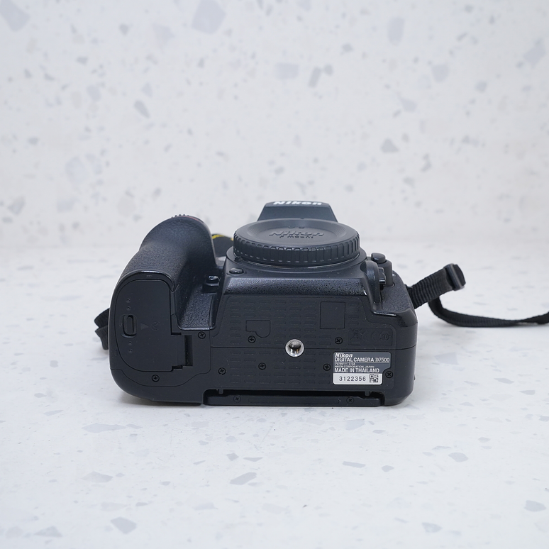 Nikon D7500 (Body) - USADO 9