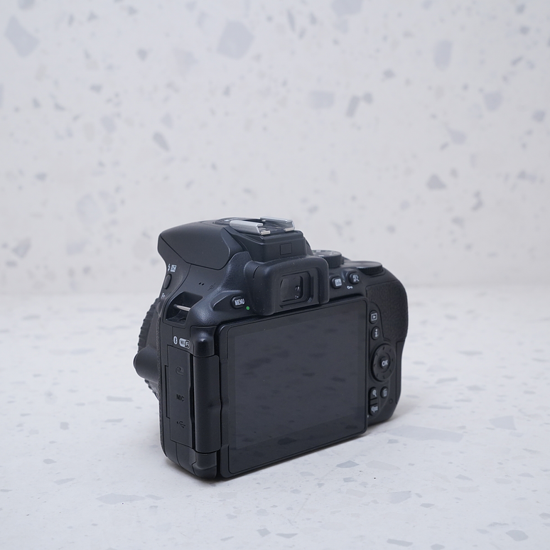 Nikon D5600 + 18-55mm y 70-300mm - USADO 3