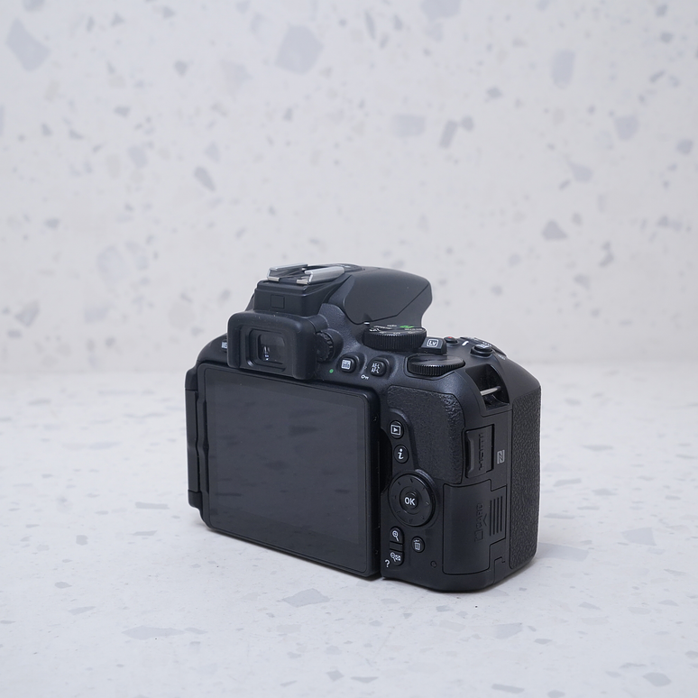 Nikon D5600 + 18-55mm y 70-300mm - USADO 4