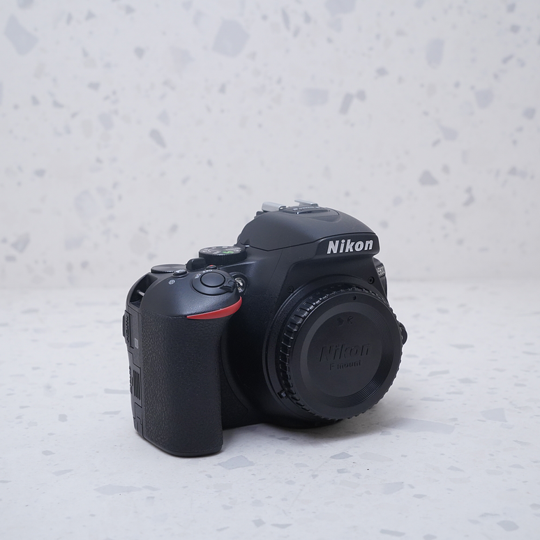 Nikon D5600 + 18-55mm y 70-300mm - USADO 5