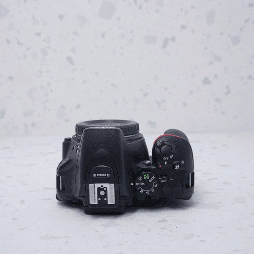 Nikon D5600 + 18-55mm y 70-300mm - USADO 6