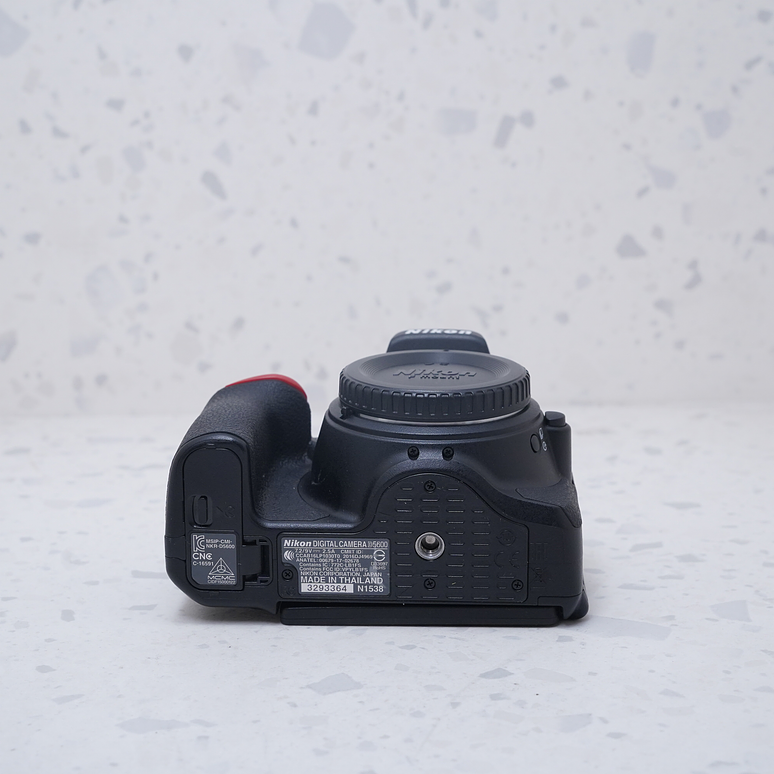 Nikon D5600 + 18-55mm y 70-300mm - USADO 7