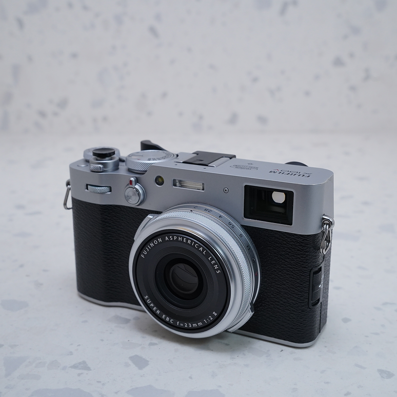 FUJIFILM X100V (Silver edition) - USADO 3