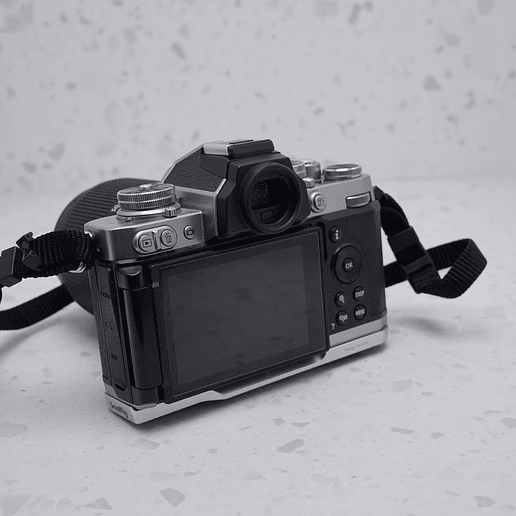 Nikon Z fc con lente NIKKOR Z 18-140mm f/3.5-6.3 VR - USADO 3