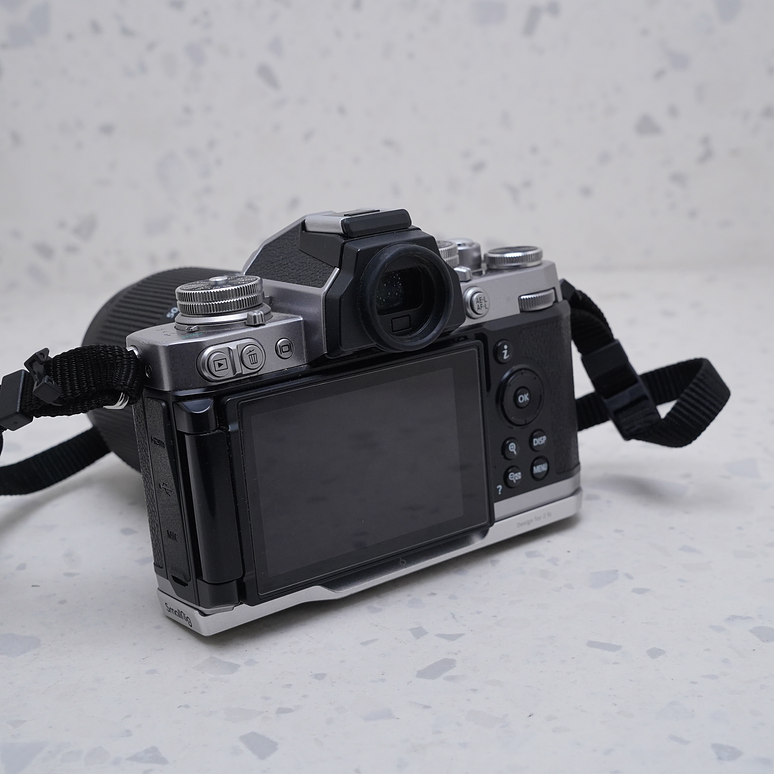 Nikon Z fc con lente NIKKOR Z 18-140mm f/3.5-6.3 VR - USADO 3