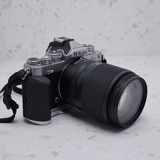 Nikon Z fc con lente NIKKOR Z 18-140mm f/3.5-6.3 VR - USADO 5