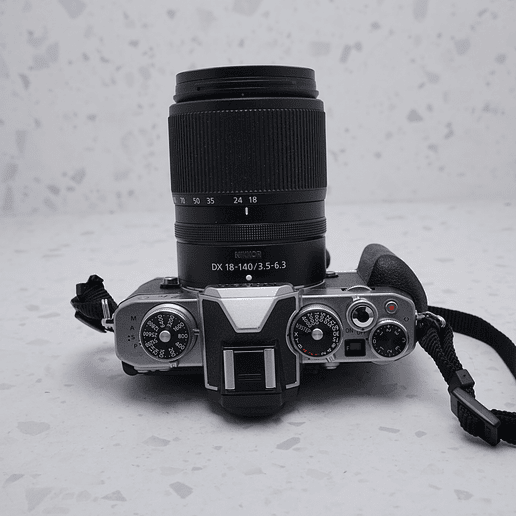 Nikon Z fc con lente NIKKOR Z 18-140mm f/3.5-6.3 VR - USADO 6