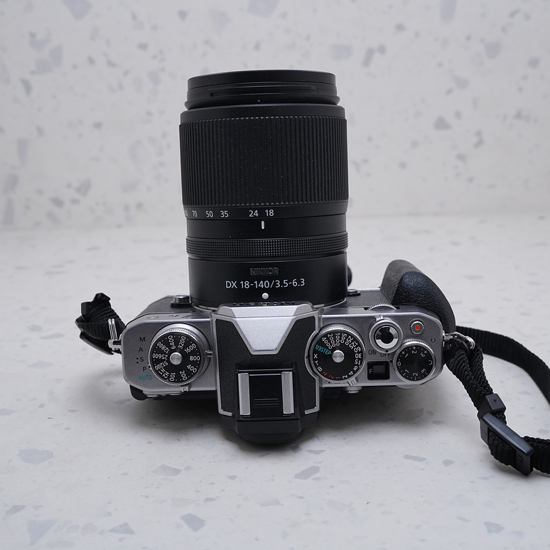 Nikon Z fc con lente NIKKOR Z 18-140mm f/3.5-6.3 VR - USADO 6