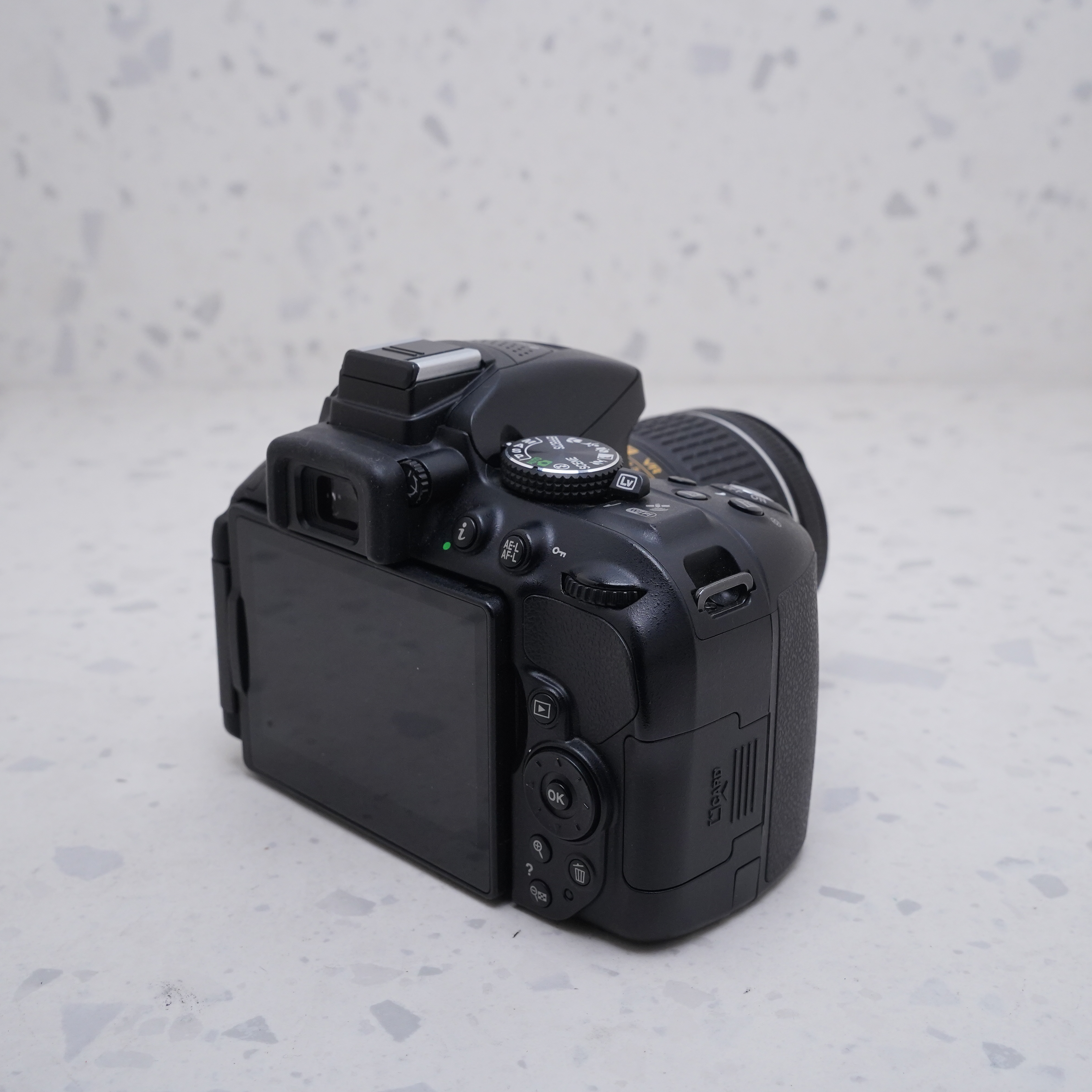 Nikon D5300 + 18-55mm - USADO