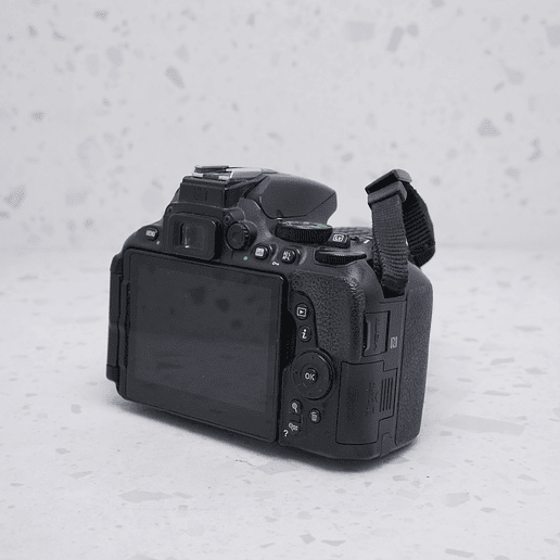 Nikon D5600 + 18-55mm - USADO 3