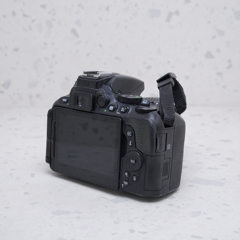 Nikon D5600 + 18-55mm - USADO 3