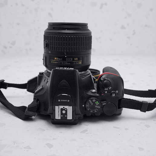 Nikon D5500 con lente de 18-55mm - USADO 7