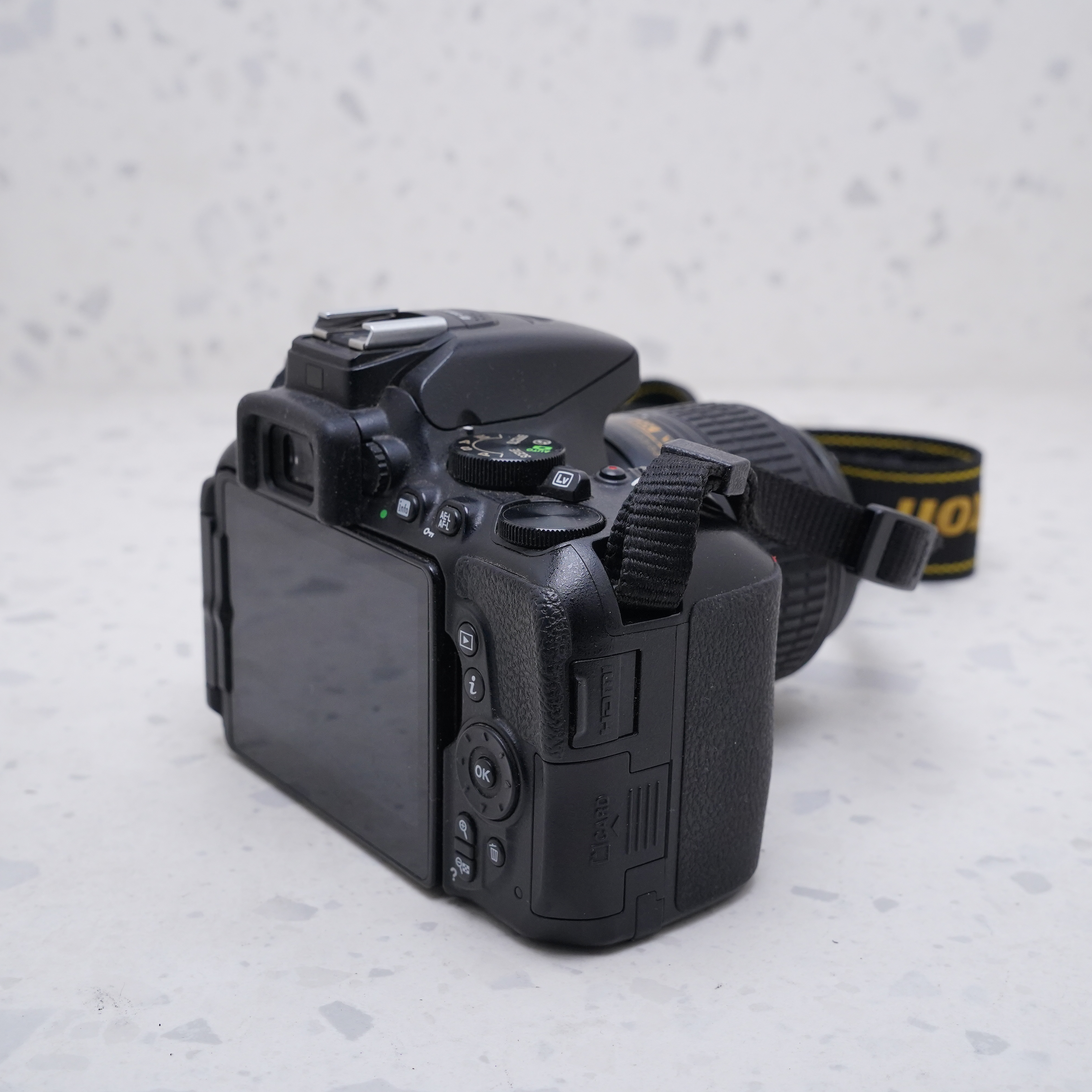 Nikon D5500 con lente de 18-55mm - USADO