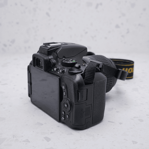 Nikon D5500 con lente de 18-55mm - USADO 4