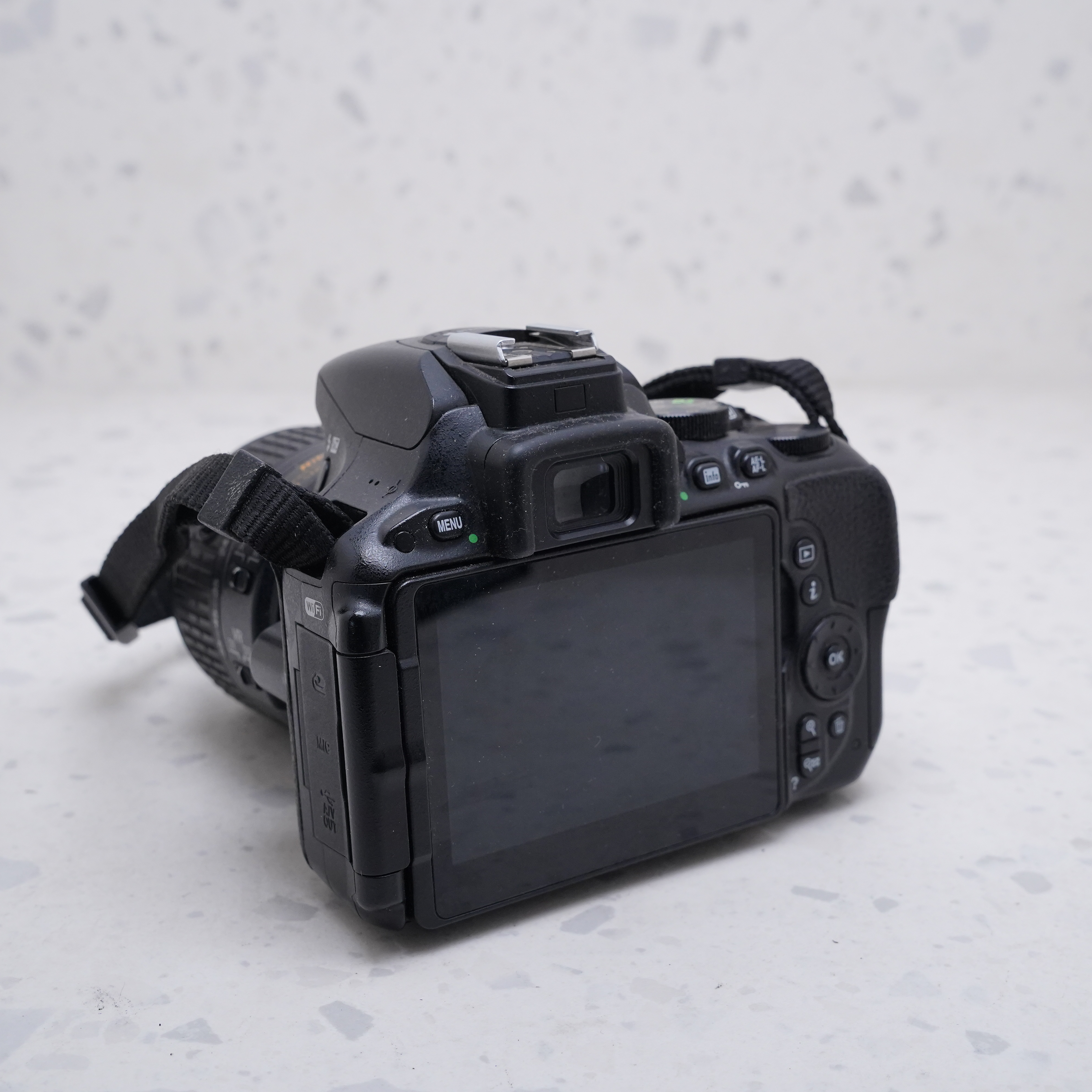 Nikon D5500 con lente de 18-55mm - USADO